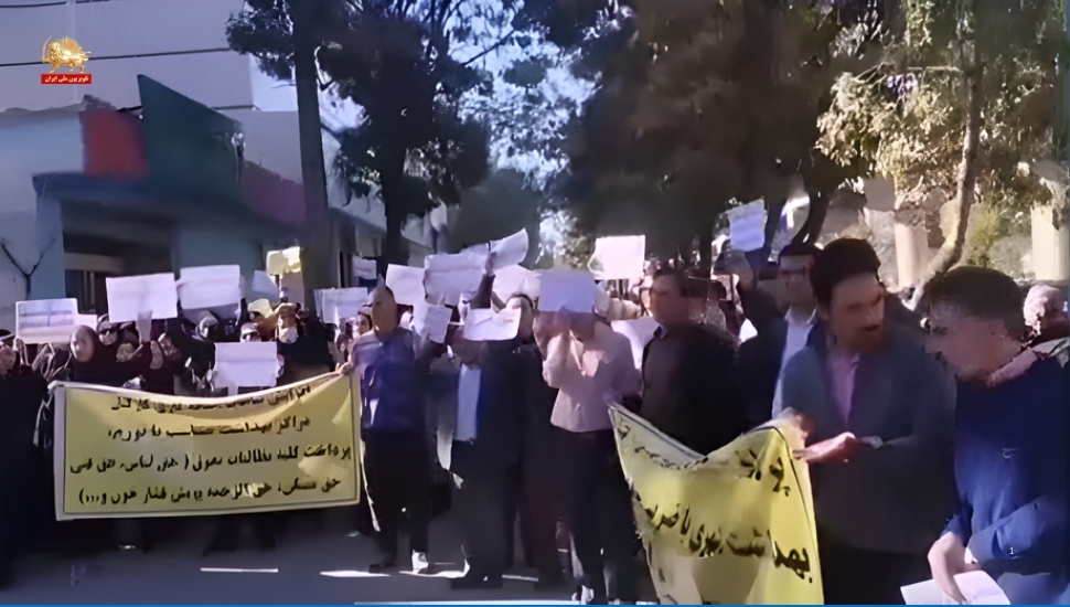 تجمع اعتراضی پرستاران کرمانشاه در مقابل دانشگاه علوم پزشکی